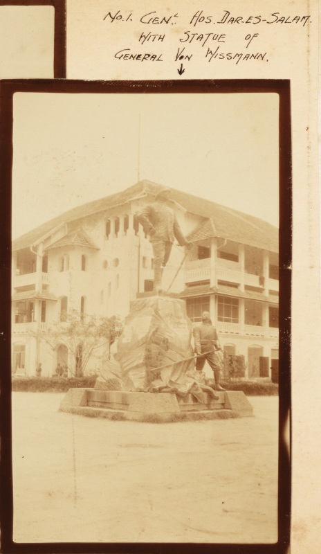 Wissmann-Statue vor dem General Hospital in Dar-es-salaam 1915/17