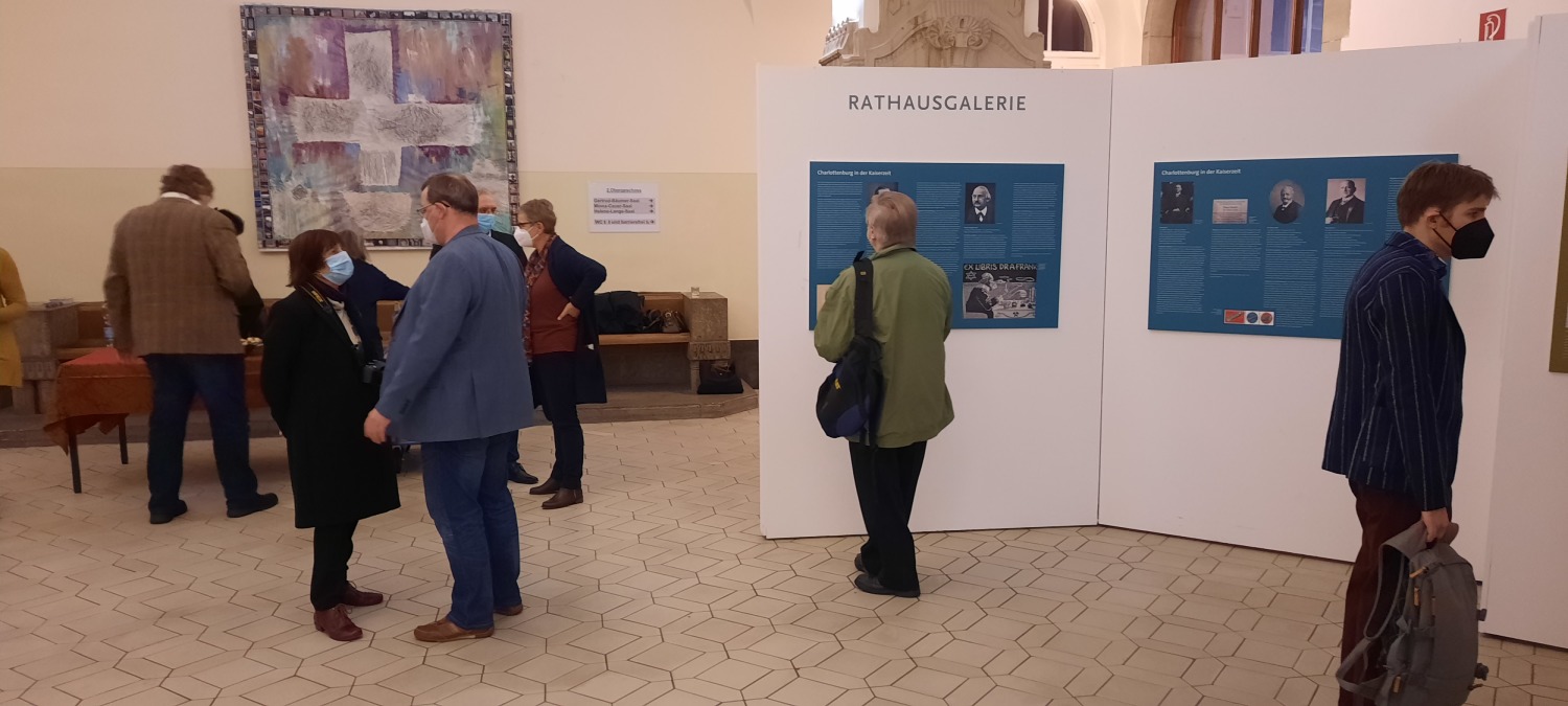 Ausstellungseröffnung des VIZ: zahlreiche Gäste interessieren sich für die Ausstellung