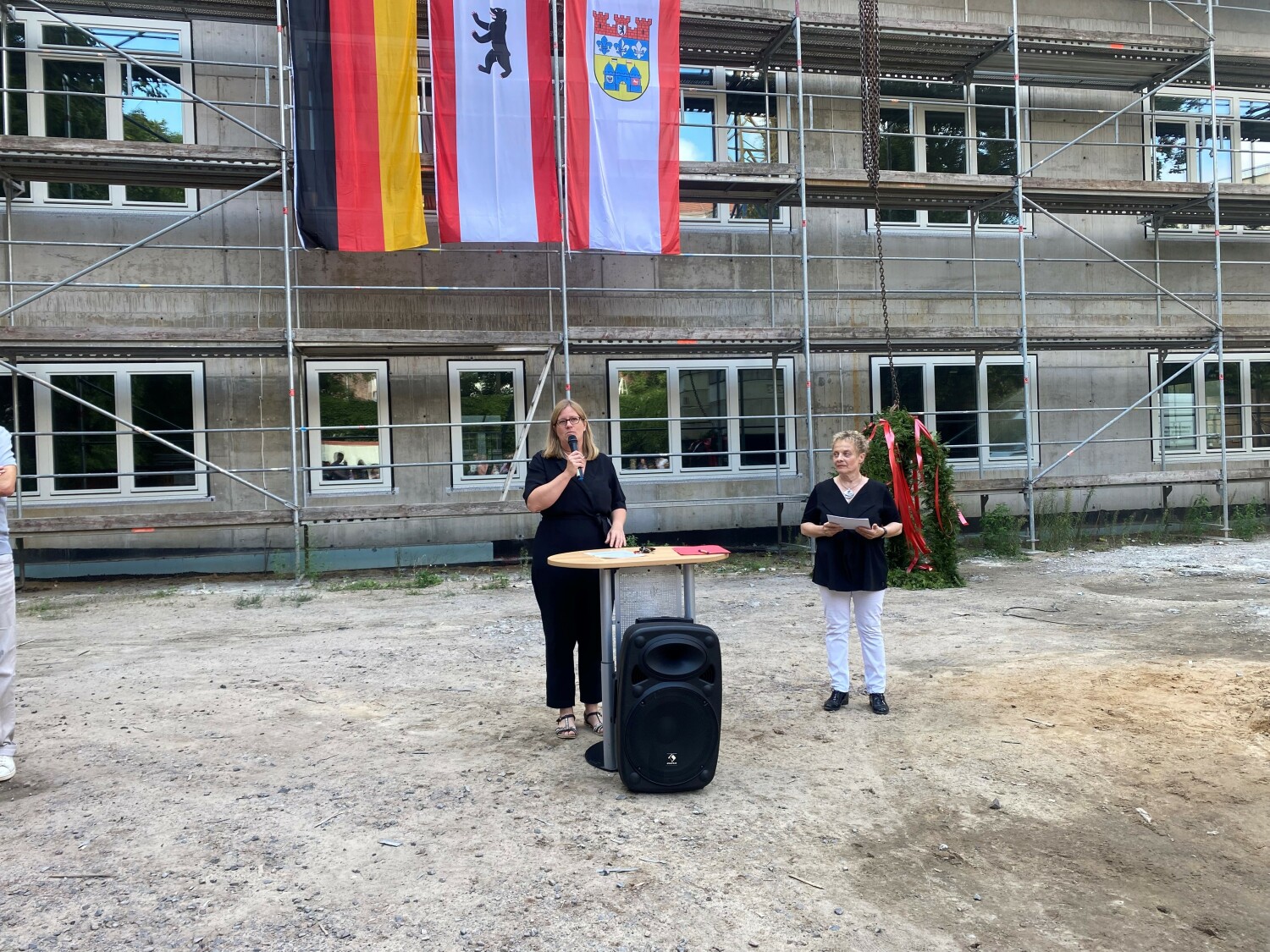 Schulstadträtin Schmitt-Schmelz und Schulleiterin Jesse halten Reden zum Richtfest.
