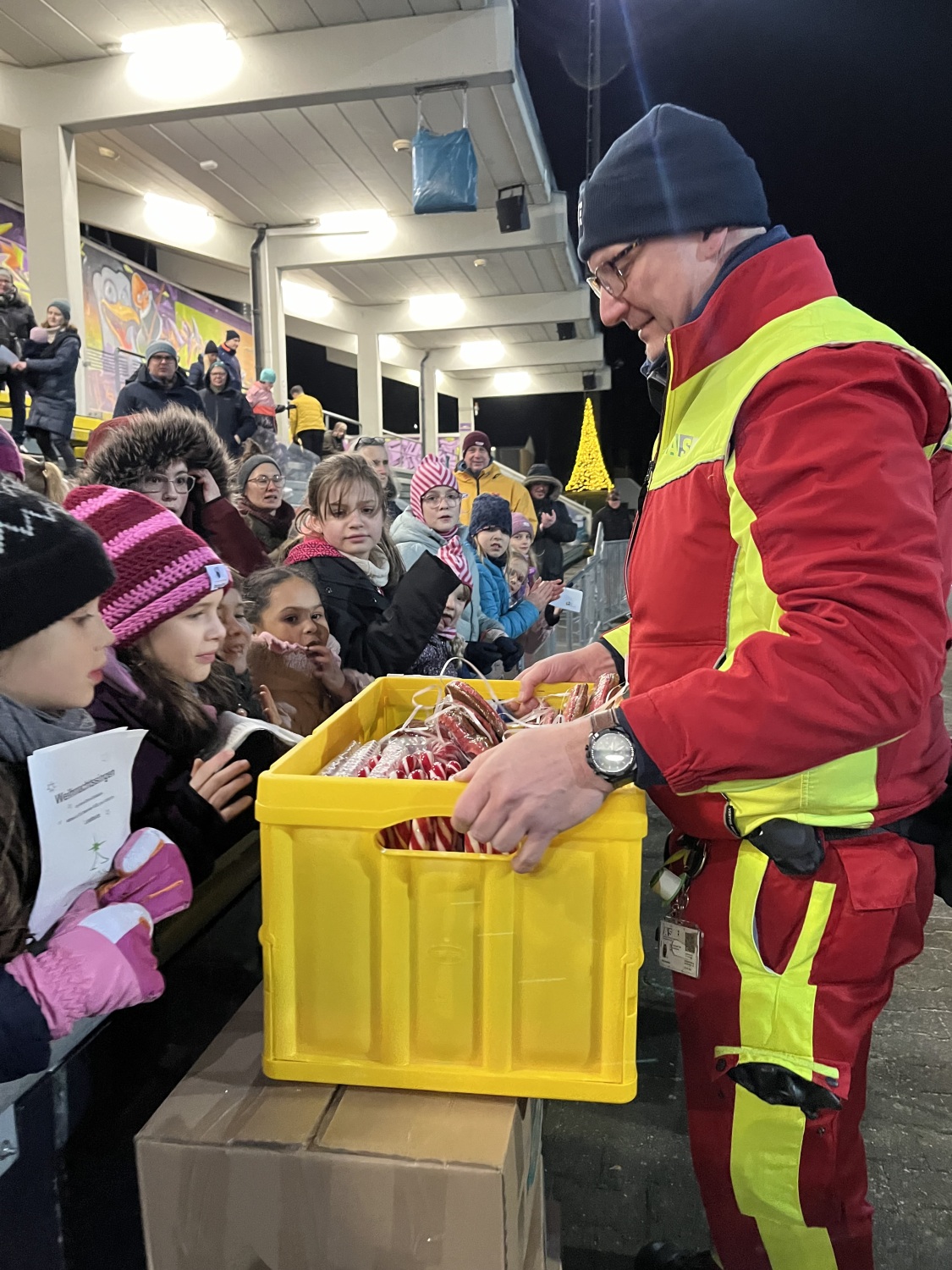 Weihnachtssingen im Horst-Dohm-Eisstadion Sanitäter überreicht Süßes