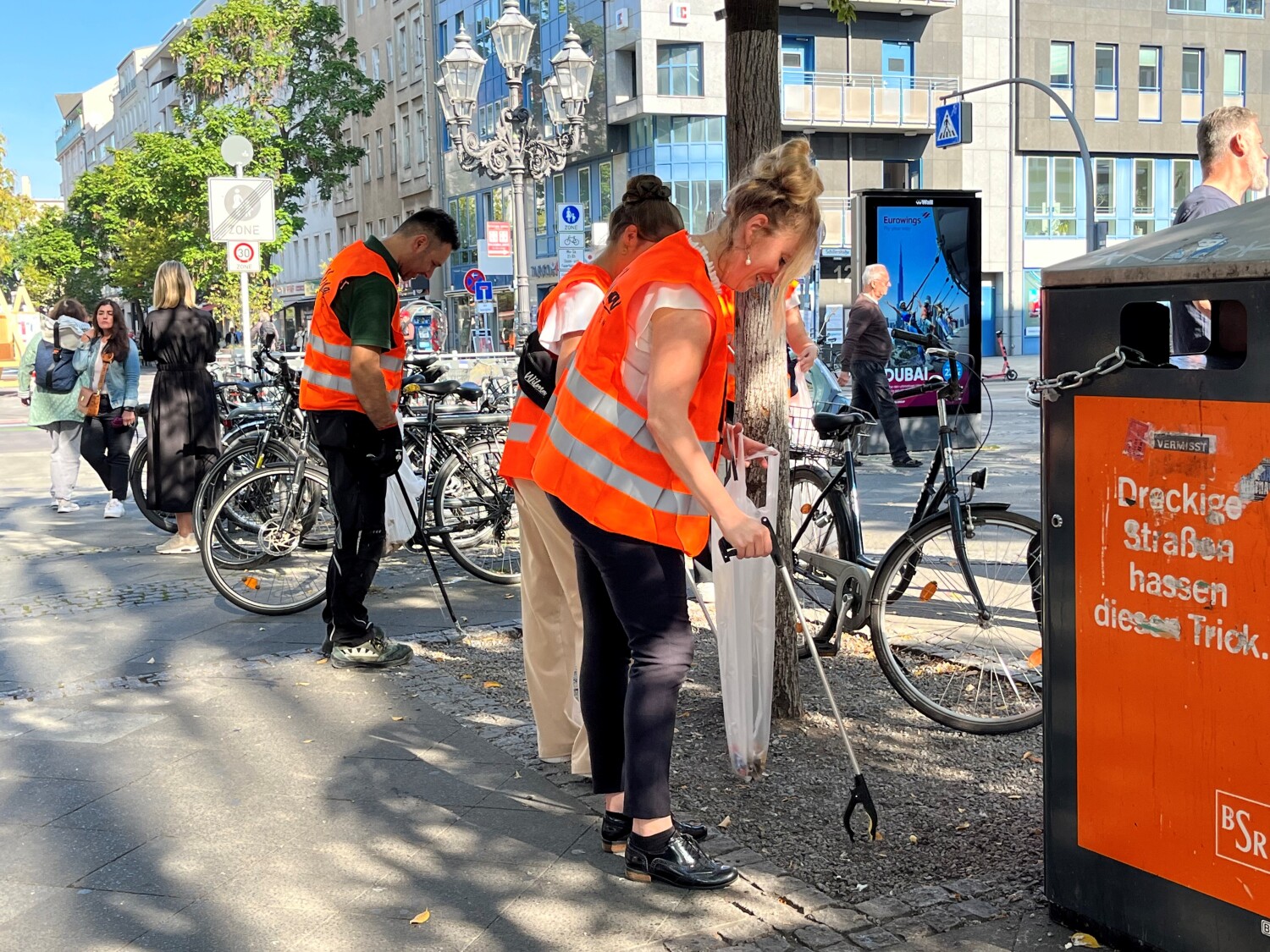 Kehrday - Kirstin Bauch sammelt Müll an der Wilmersdorfer Straße auf