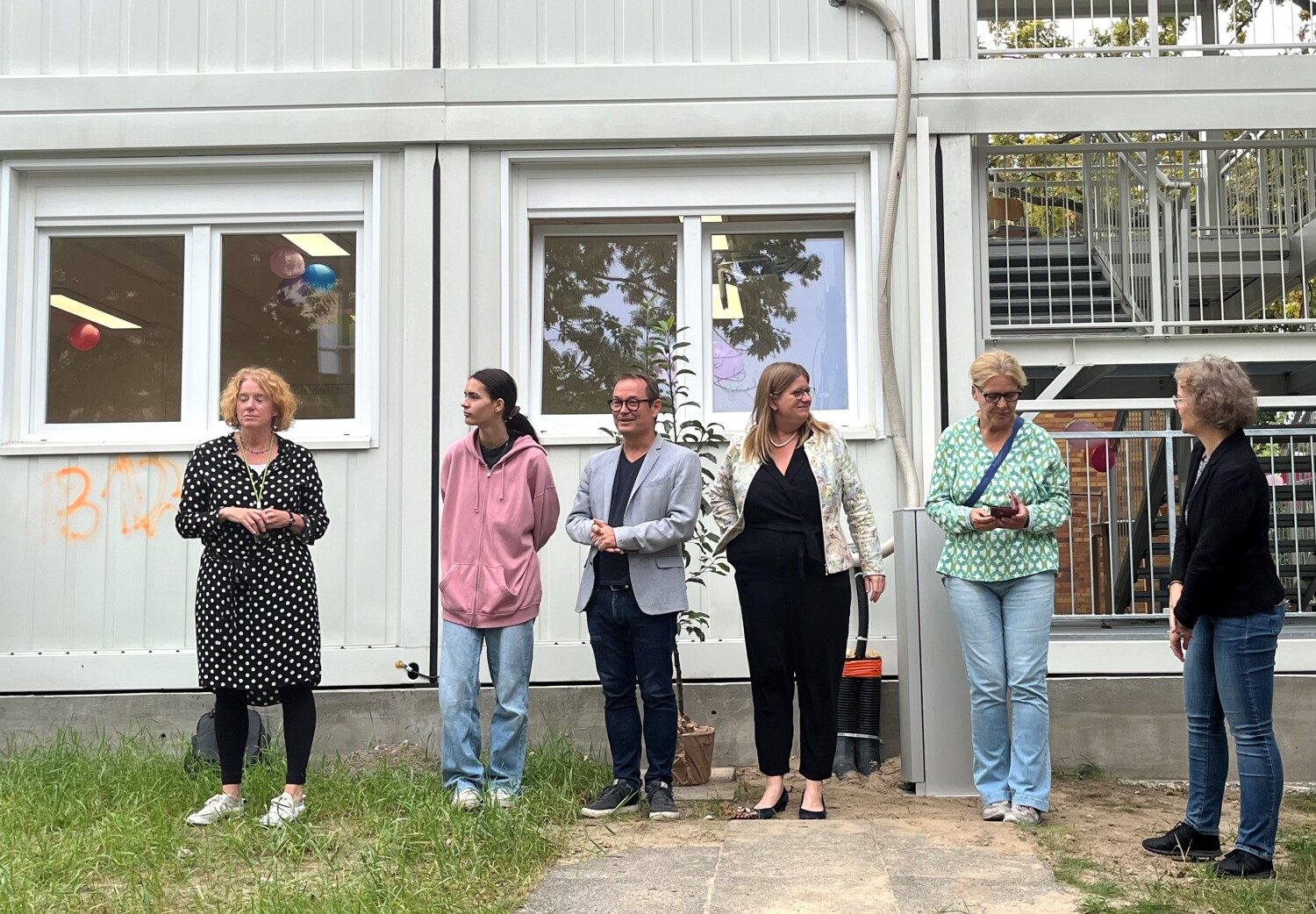Bildungsstadträtin Heike Schmitt-Schmelz weiht neue Pavillon-Klassenräume der Ernst-Adolf-Eschke-Schule ein