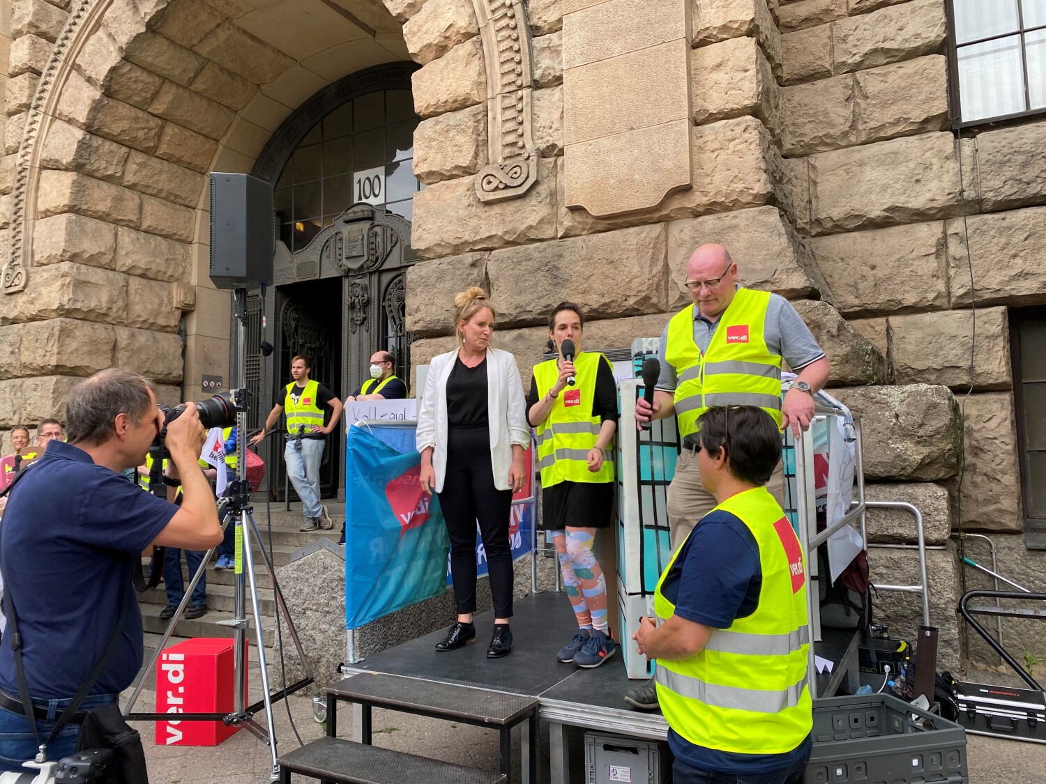 Warnstreik Galeria Karstadt vor dem Rathaus