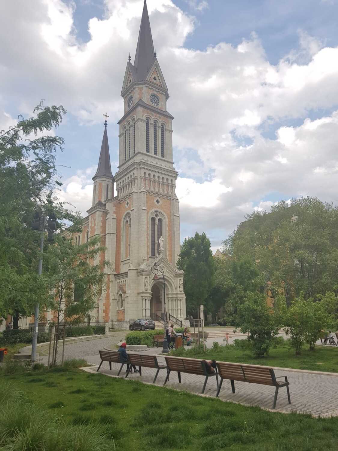 Der umgestaltete Bakáts-Platz vor dem Rathaus des IX. Bezirks. Der frühere Asphalt für Parkplätze wurde durch Kopfsteinpflaster ersetzt, hinzu kamen mehr Grün, Sitzmöbel und Trinkbrunnen