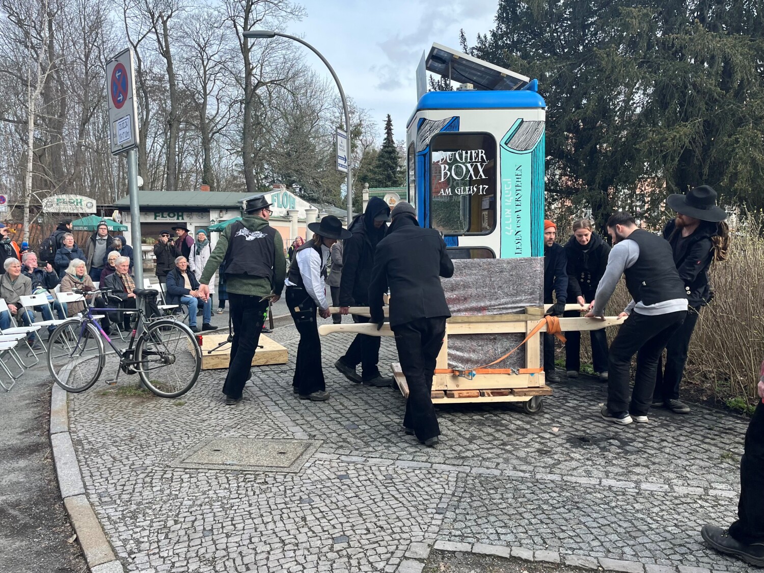 neue Bücherbox am Bahnhof Grunewald/Gleis17 wird geliefert und aufgestellt
