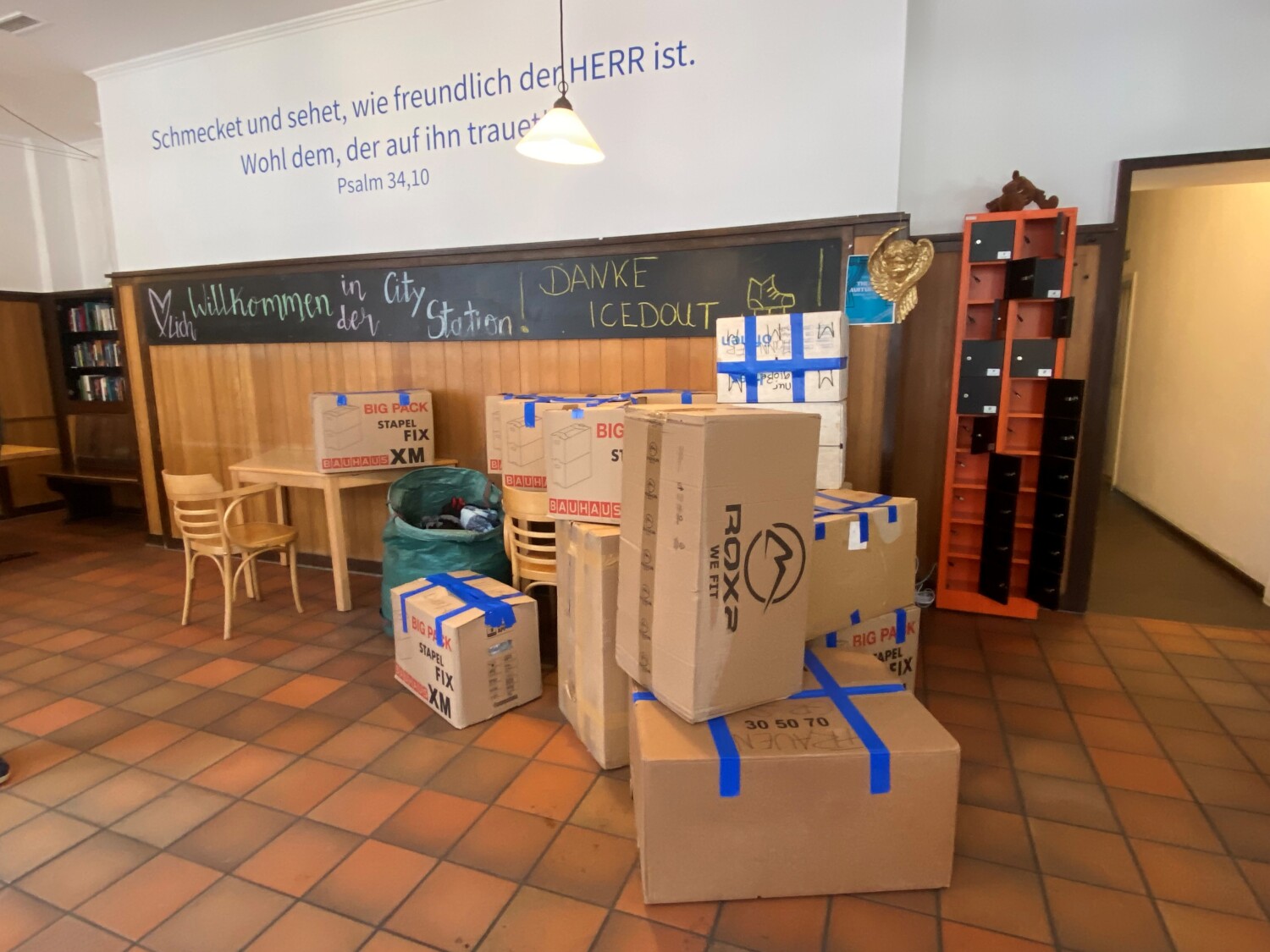 IcedOut übergibt Spenden an die Berliner Stadtmission