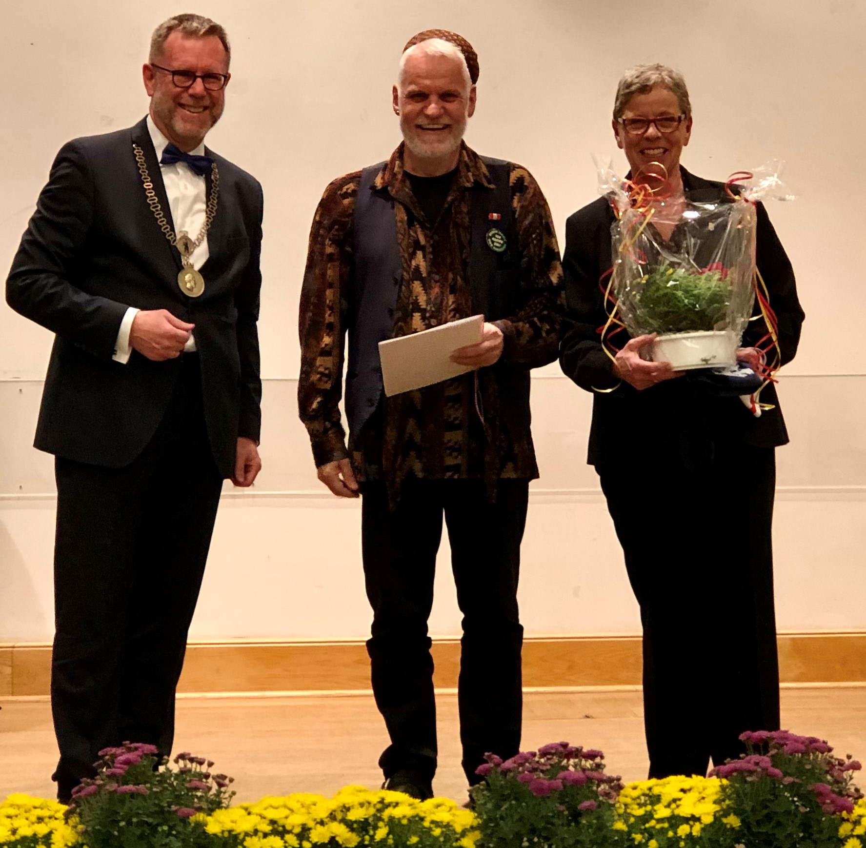 Bezirksbürgermeister Naumann, Preisträger Michael Halfmann und BVV-Vorsteherin Annegret Hansen