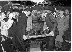 Beisetzung einer Urne mit Asche aus dem KZ Auschwitz, 1984, Foto: Landesarchiv Berlin