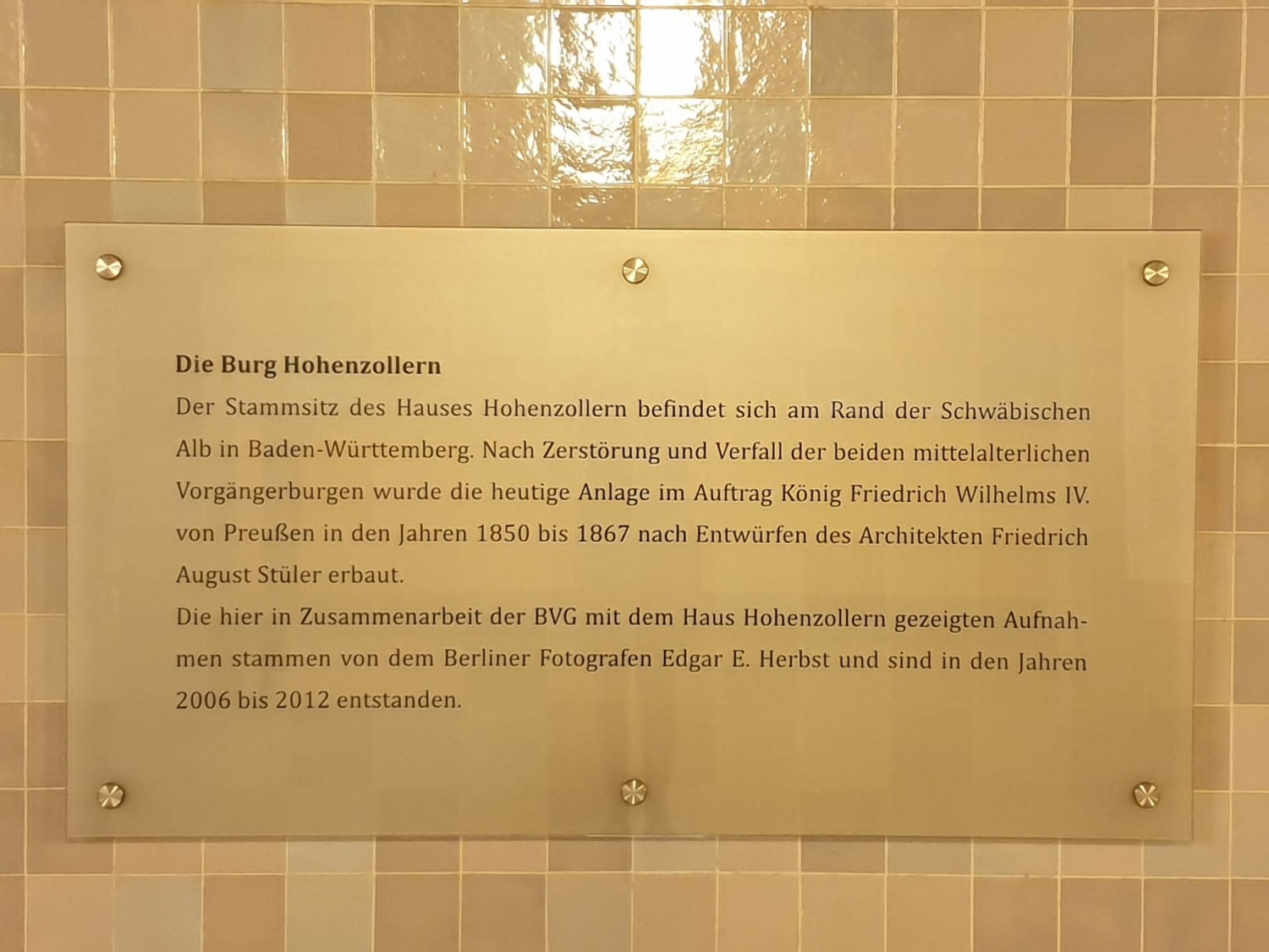 U3 Hohenzollernplatz, Wandschild
