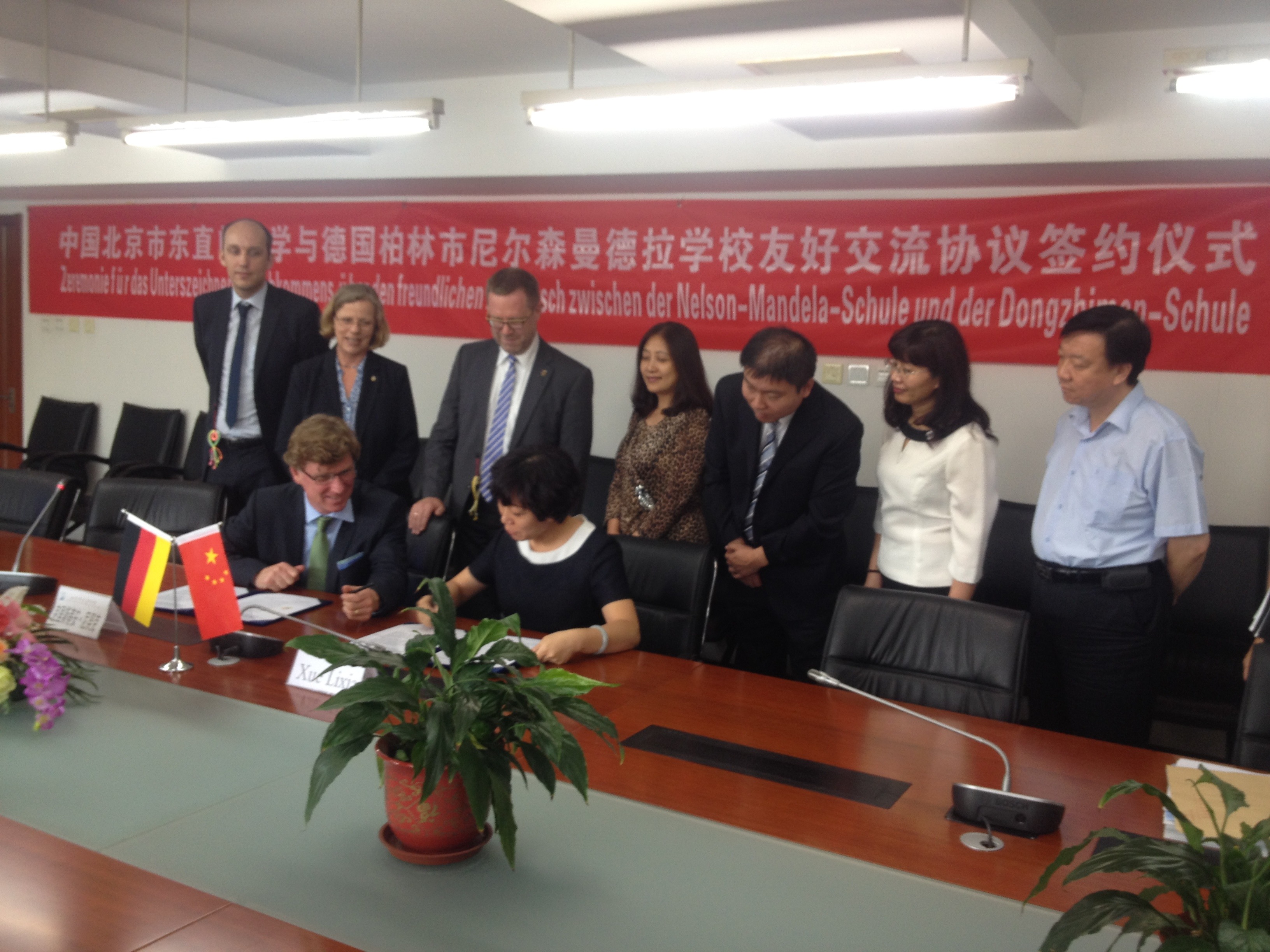 Unterzeichnung eines Freundschaftsvertrages zwischen der Nelson-Mandela-Schule und der Dong Zhimen High School in Peking am 18.9.2014 in Peking