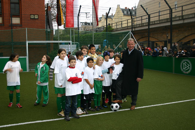 Andreas Brehme mit Schülerinnen und Schülern der Joan-Miró-Grundschule bei der Eröffnung des DFB-Mini-Spielfeldes am 19.11.2008