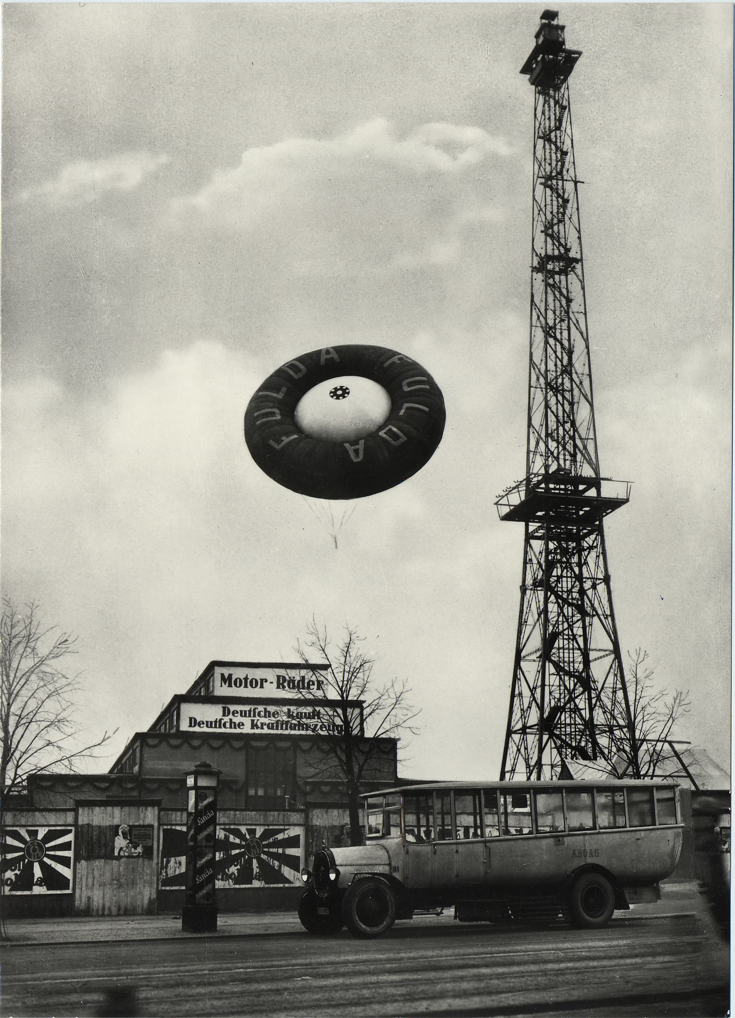 Der Funkturm 1925 kurz vor der Fertigstellung.