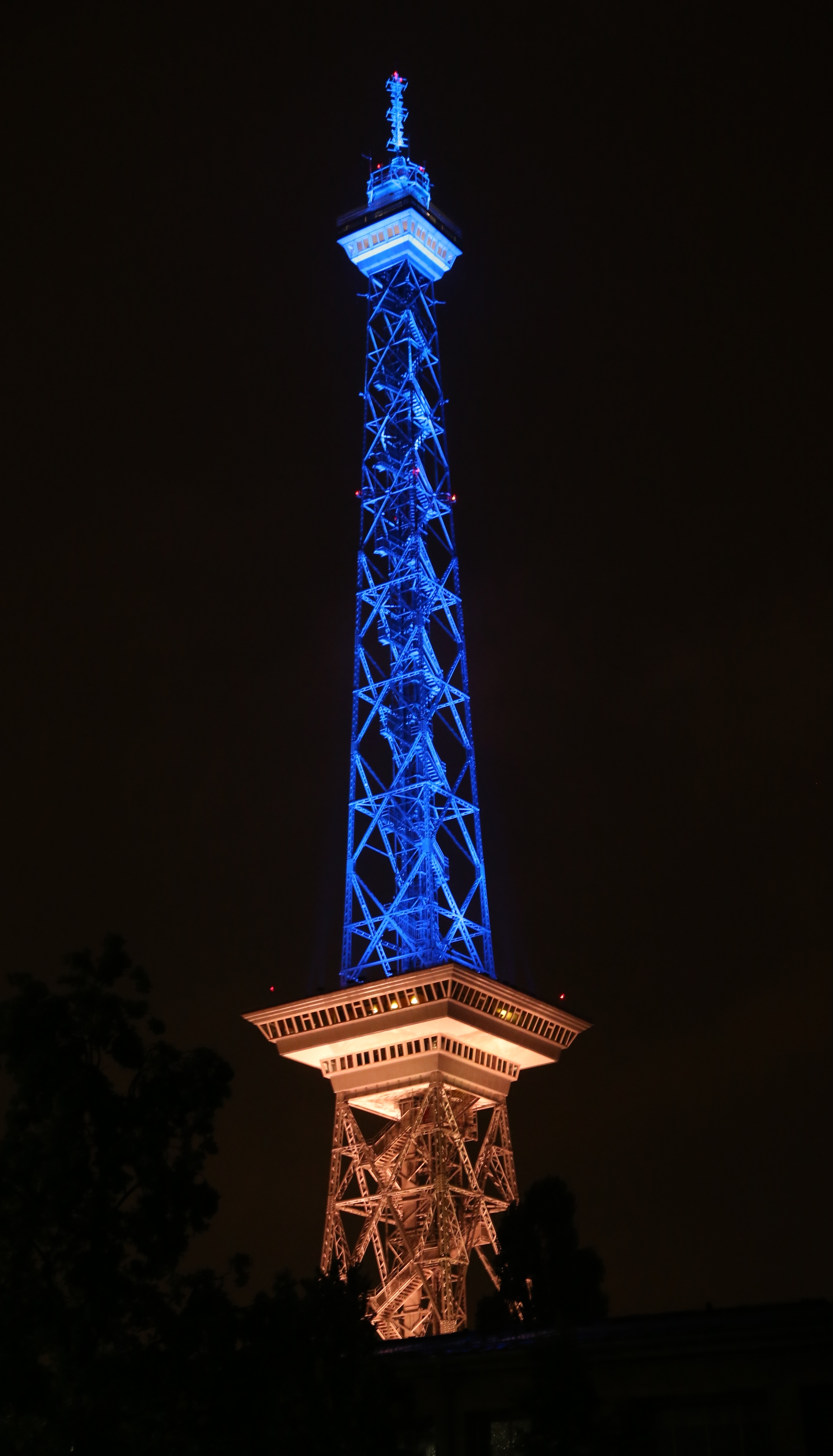 Der Funkturm strahlt anlässlich des 125. Jubiläums von Hertha BSC in der Farbe Blau.