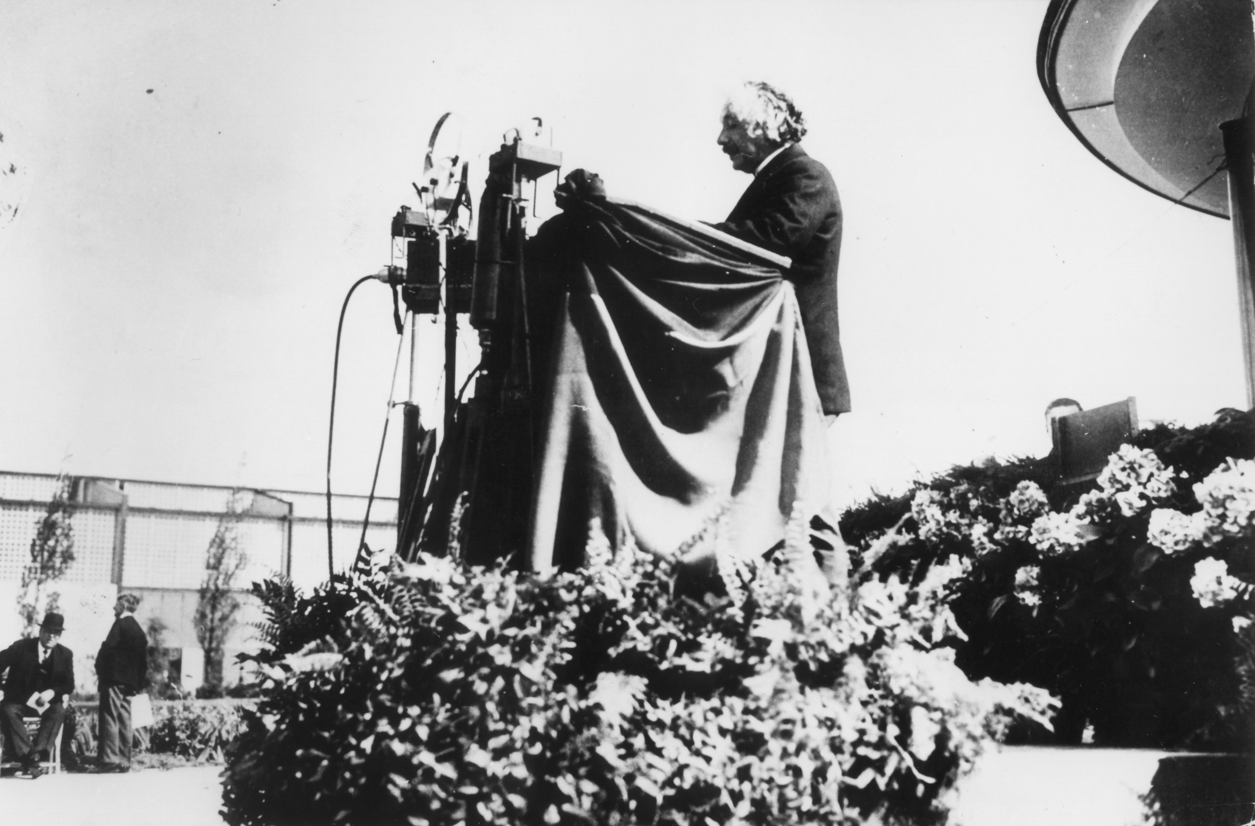 Albert Einstein hält zur Eröffnung der Funkausstellung 1930 eine Rede vor dem Funkturm.