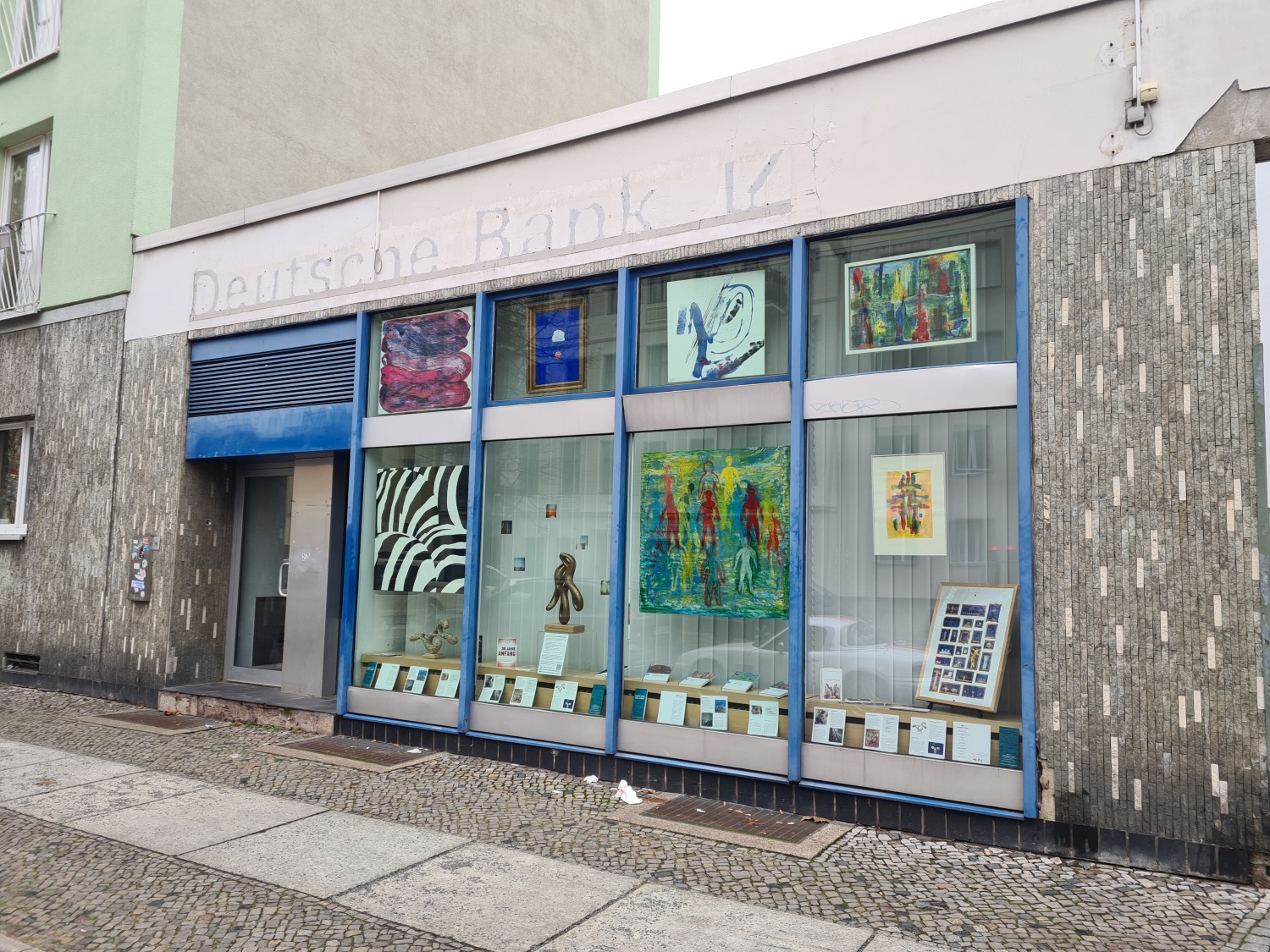 Ehemalige Filiale der Deutschen Bank in der "KIIK – Die Kunstgruppe INSEL Kunst | Kunst INSEL Mierendorff-Insel" ausstellt. 