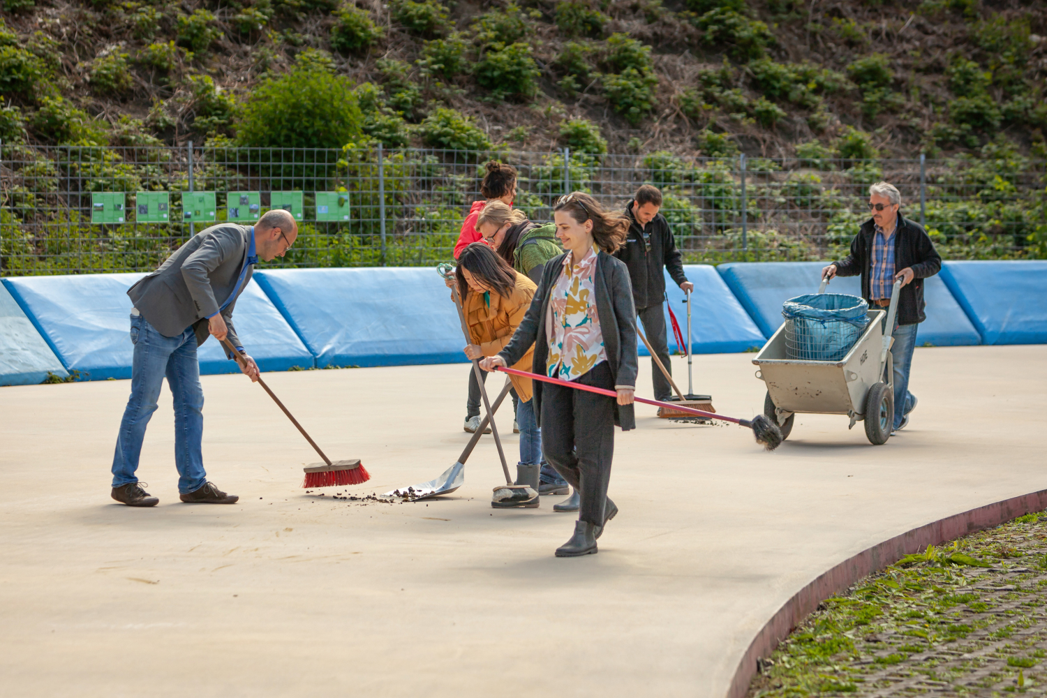 Mitarbeitende des Bezirksamtes säubern das Horst-Dohm-Eisstadion nach dem Einlauf der Schafe