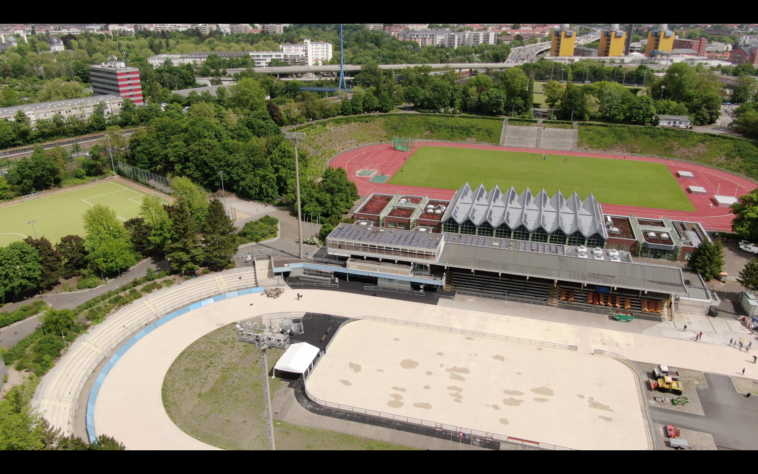 Blick aus der Vogelperspektive auf den Einlauf der Schafe im Horst-Dohm-Eisstadion. Im Hintergrund sind das Stadion Wilmersdorf, die Stadtautobahn und das Heizkraftwerk Wilmersdorf zu sehen.