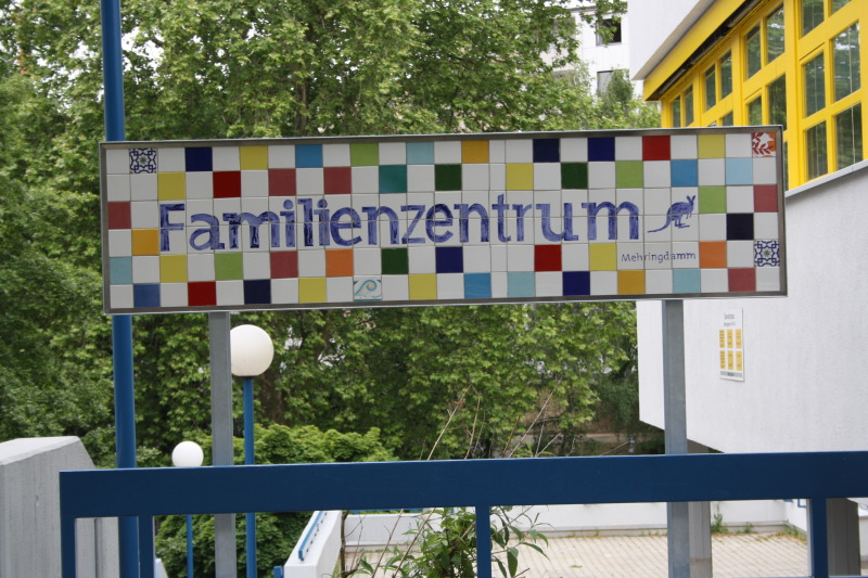 Foto Eingangsschild Familienzentrum Mehringdamm
