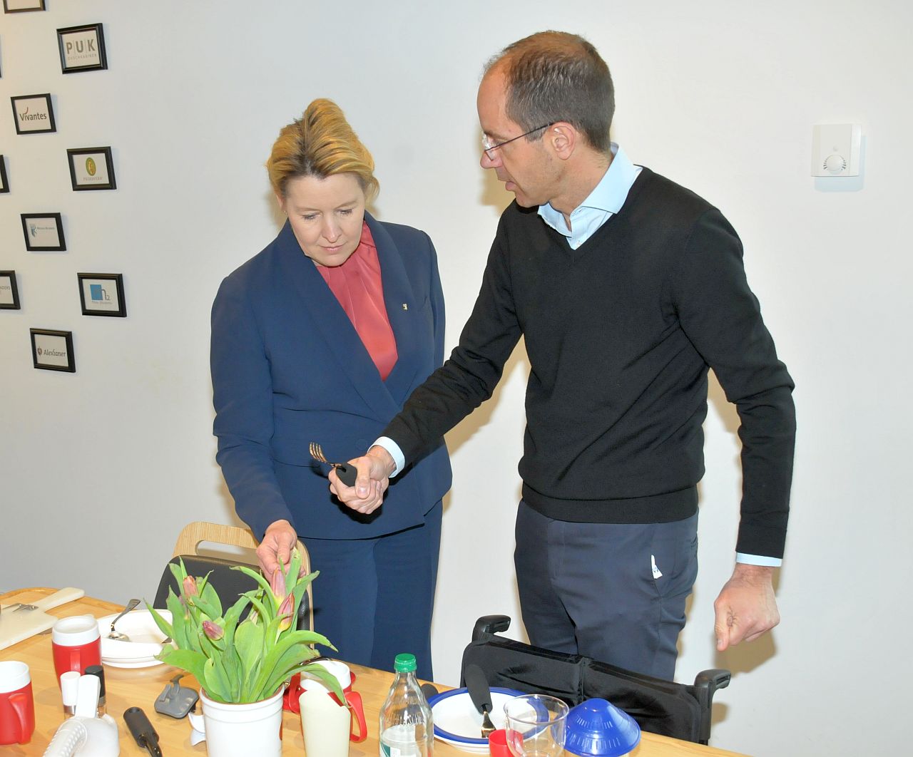 Bezirkstour - Wirtschaftssenatorin Franziska Giffey und Christian Gräff im Smart Living & Health Center am Esstisch