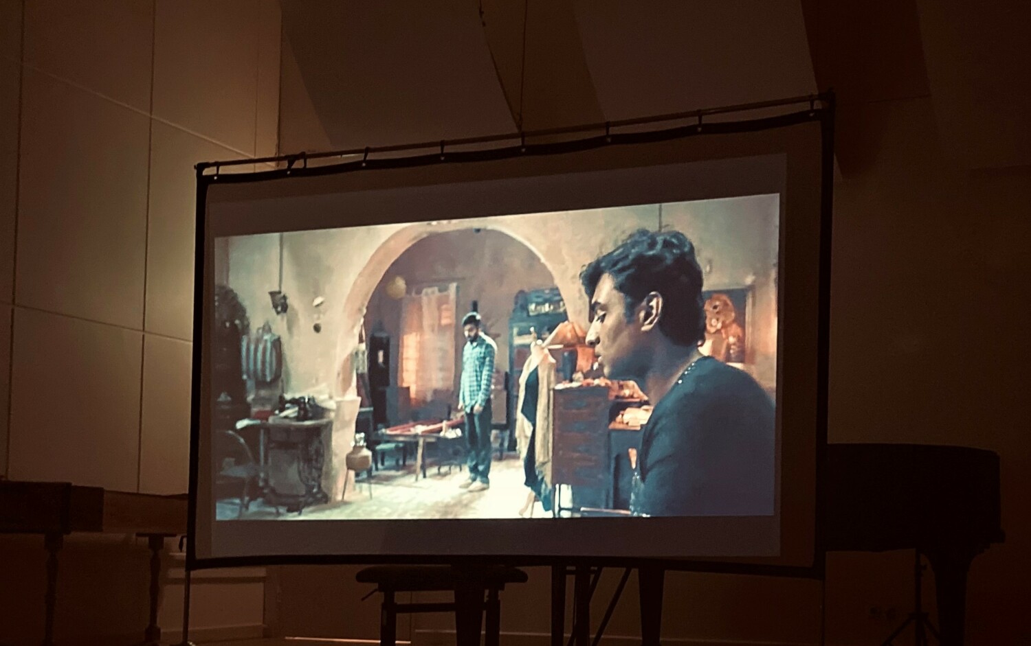 Film Muhafiz wird auf einer Leinwand gezeigt