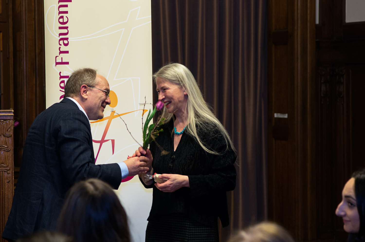 BVV-Vorsteher Michael van der Meer übergibt den Pankower Frauenpreis 2020 an die die Preisträgerin Renate Laurentius