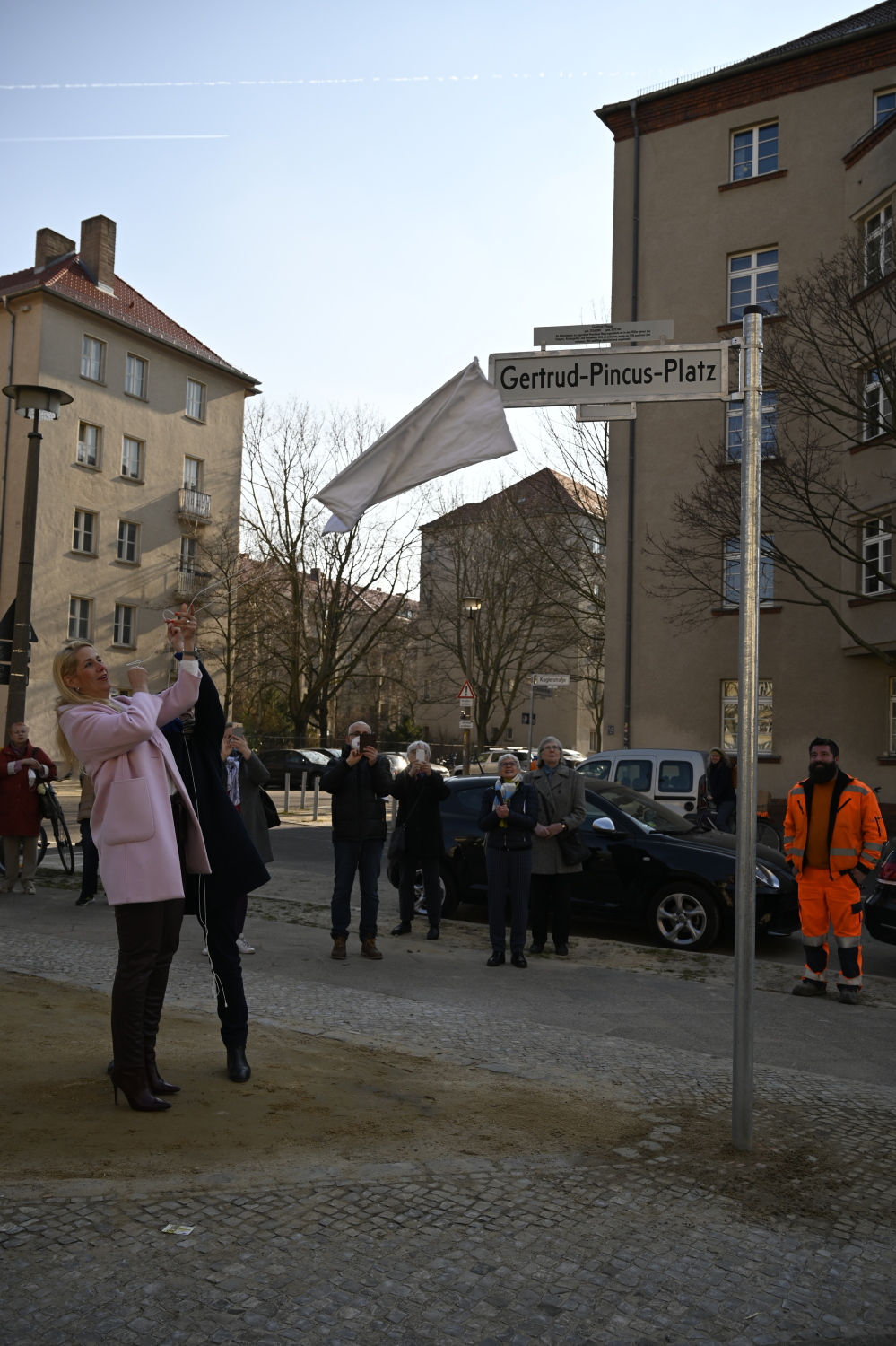 Die Stadträtin für Ordnung und Öffentlichen Raum, Manuela Anders-Granitzki, enthüllt zusammen mit dem Frauenbeiratsmitglied Susanne Bach das Gertrud-Pincus-Straßenschild.