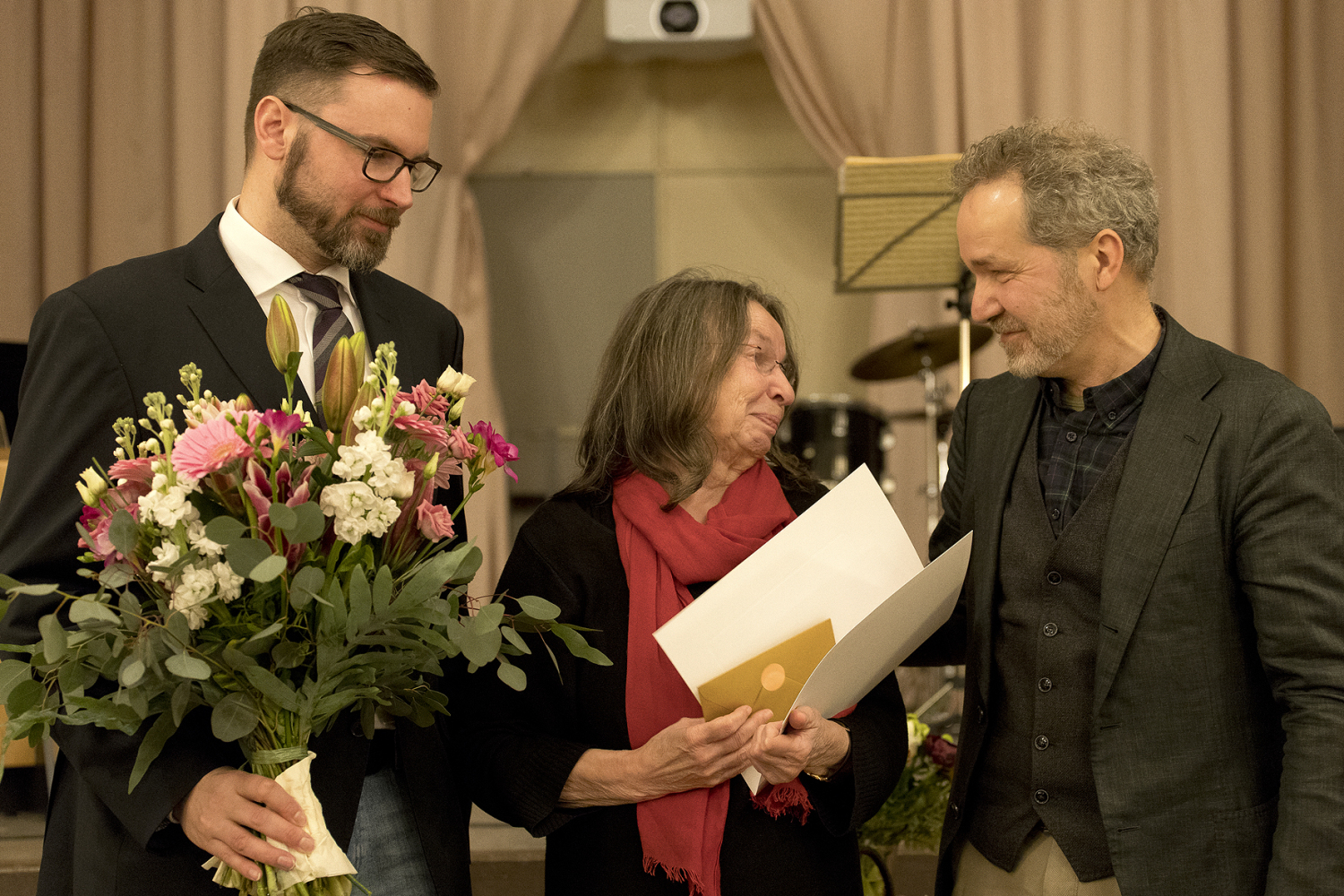 Laudator und BVV-Vorsteher Dr. Oliver Jütting und Bezirksbürgermeister Sören Benn gratulieren Tina Pfaff.