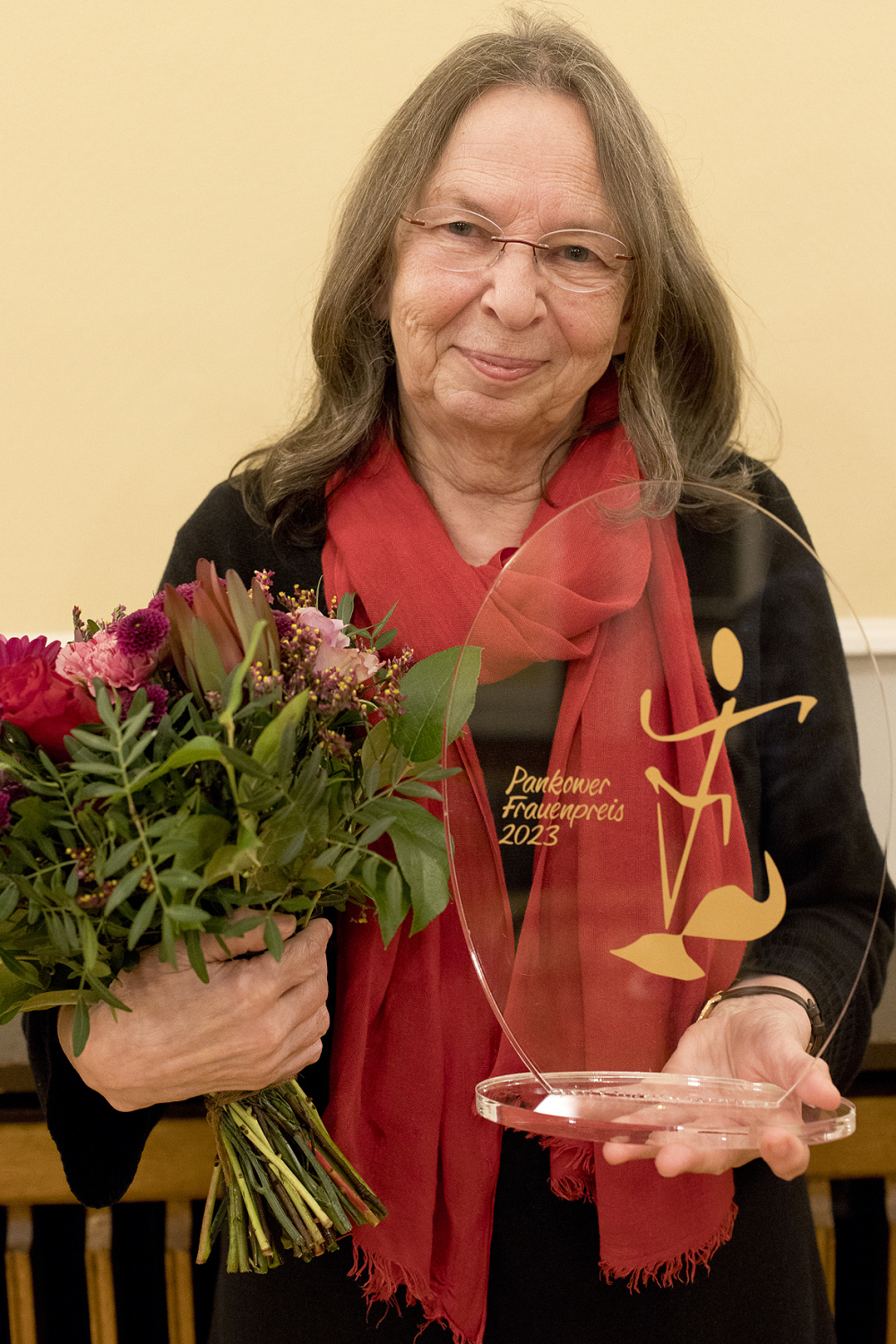 Preisträgerin Tina Pfaff erhielt neben dem Preisgeld auch eine Frauenpreis-Stele und Urkunde.