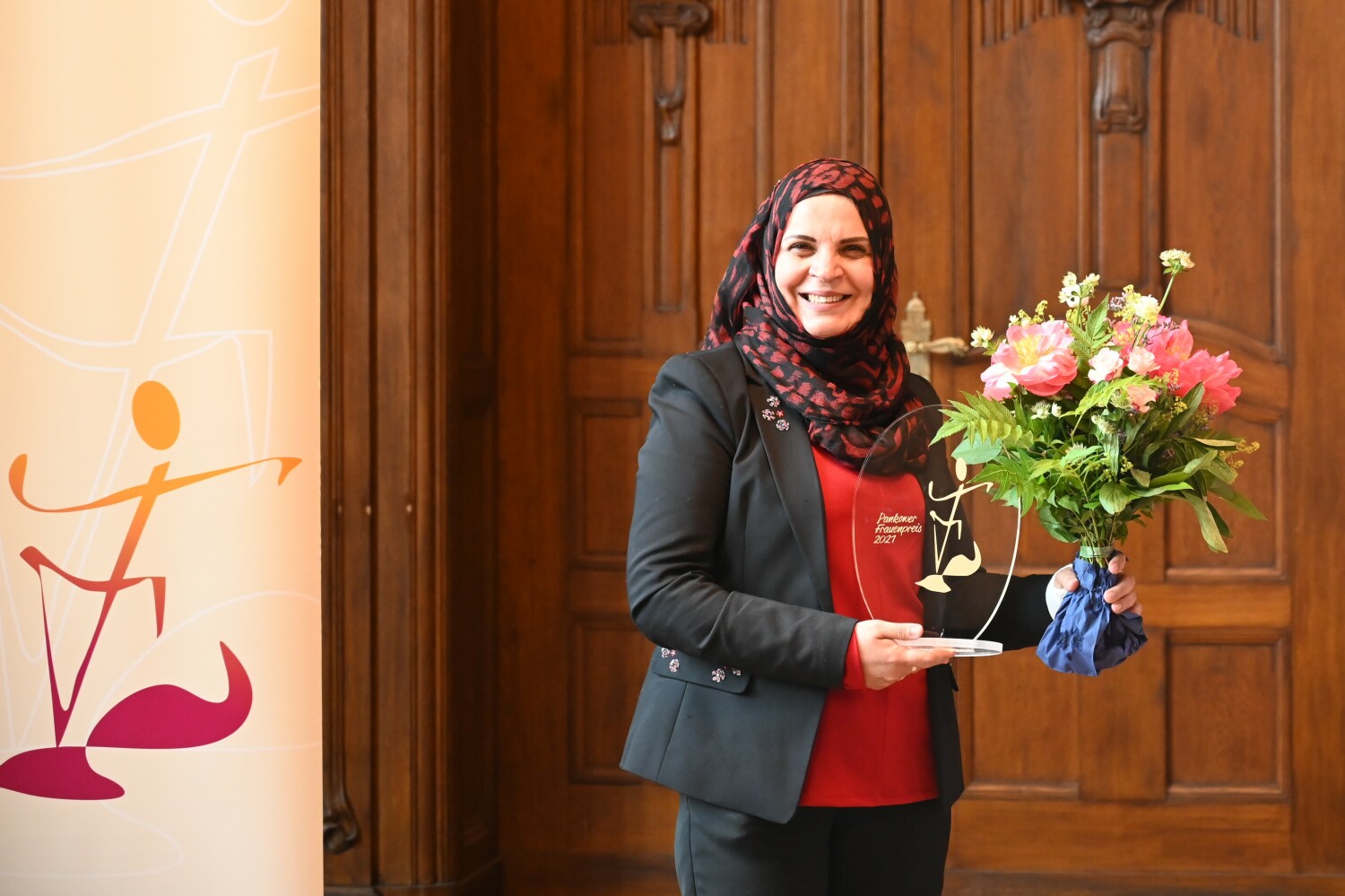 Preisträgerin Rajaa Al Khlefawi mit dem Pankower Frauenpreis 2021