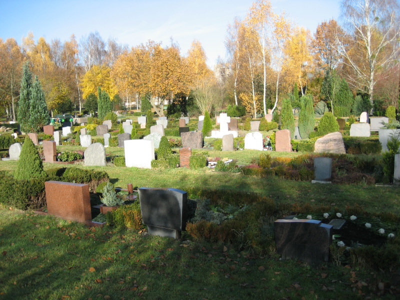 Ansicht von Erdwahlgrabstätten mit Grabsteinen Landschaftsfriedhof Gatow