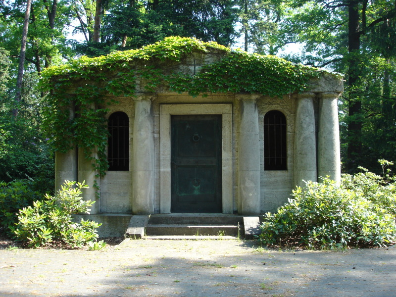 mit Wein bewachsenes Mausoleum Friedhof in den Kisseln