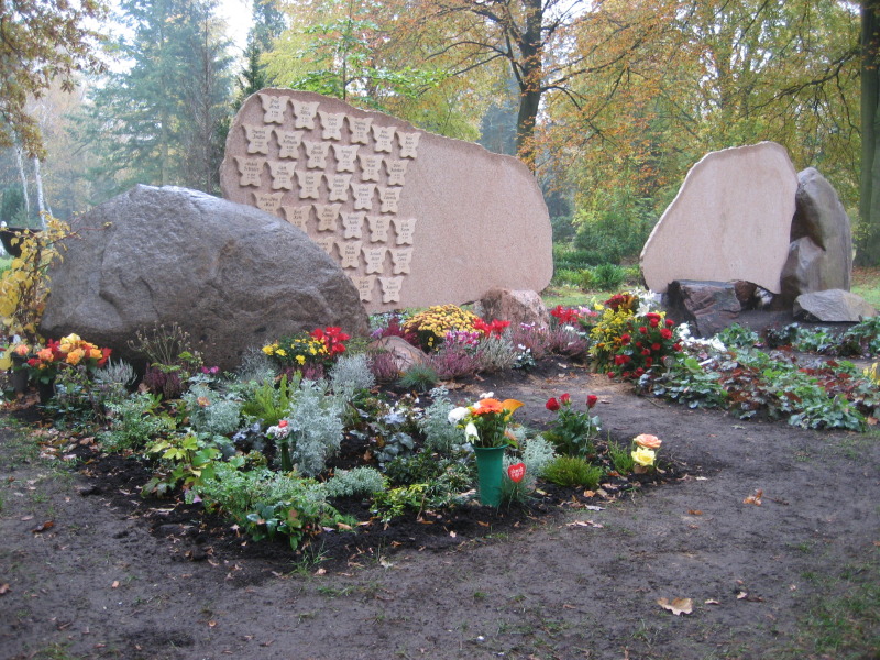Ruhegemeinschaftsgrab mit Steindenkmal und Bepflanzung, Friedhof In den Kisseln
