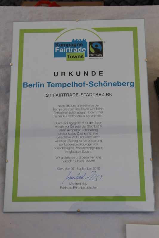 Zu sehen ist eine Foto der verliehenen Fairtrade Town Urkunde