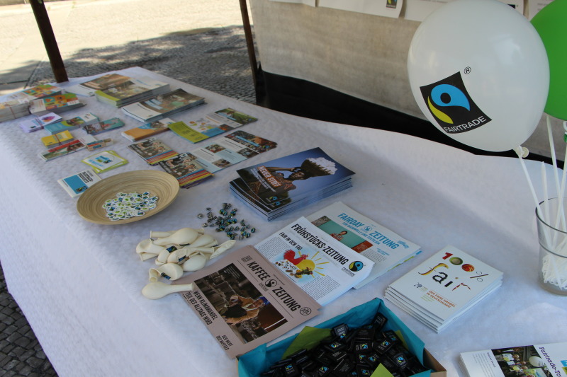 Zu sehen ist der Fairtrade Stand mit Auslage anlässlich der Verleihung des Fairtrade Town Titels an den Bezirk Tempelhof-Schöneberg
