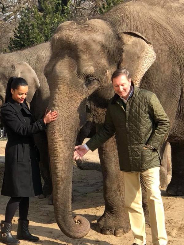 Sawsan Chebli und Andreas Knieriem im Elefantengehege