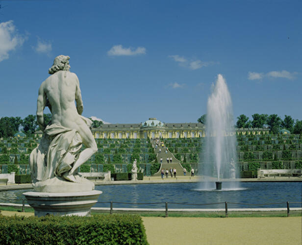 Schloss Sanssouci mit Fontäne