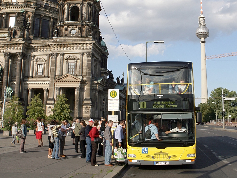 Buslinie 100 hält am Berliner Dom