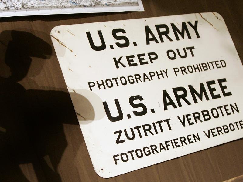 Ein historisches Schild im AlliertenMuseum