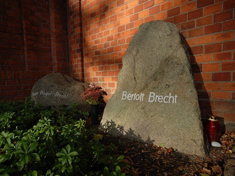 Grabstätte von Bertolt Brecht und Helene Weigel-Brecht auf dem Dorotheenstädtischen Friedhof