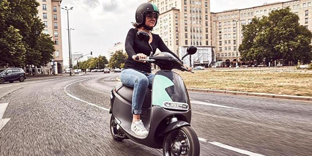 E-Roller-Fahrerin in Berlin