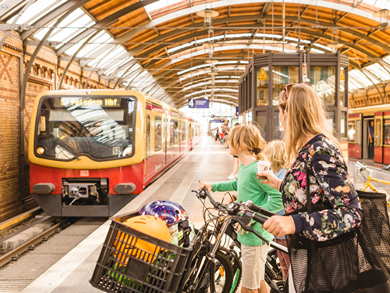 S-Bahn-Fahrrad-Familie_visitBerlin_Foto_Thomas_Kierok.jpg