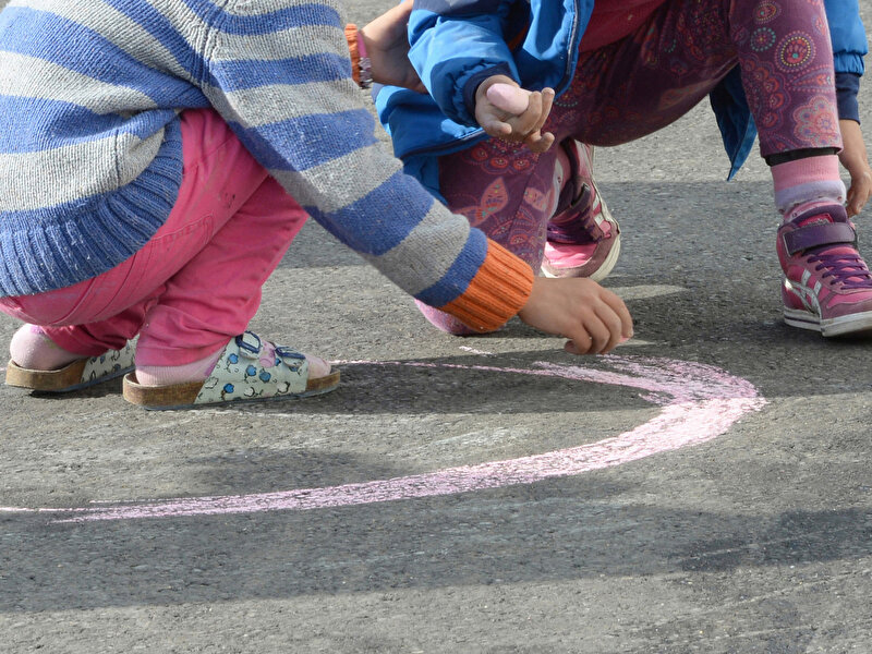 Kinder malen mit Kreide (1)