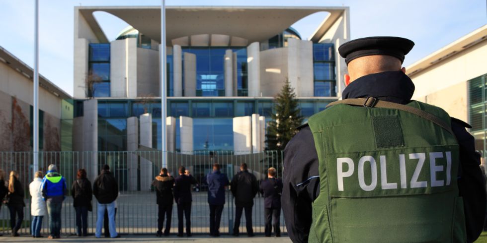 Polizei-Bewachung vor dem deutschen Kanzleramt
