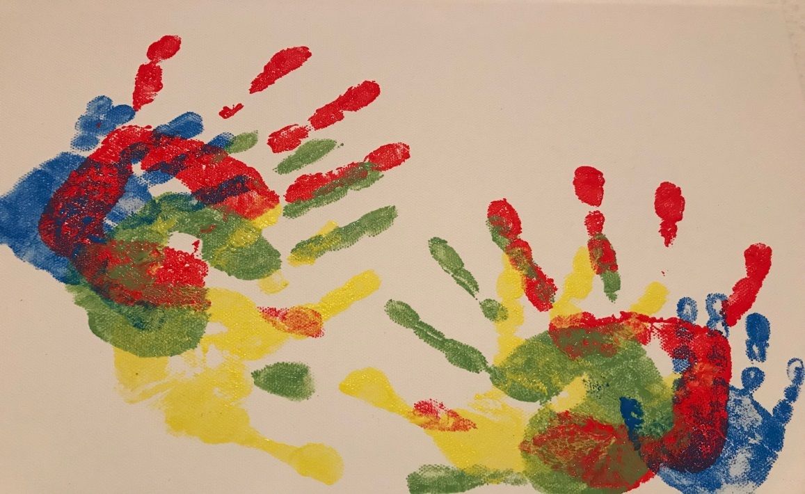 Bunte Hände mit Fingerfarben erstellt