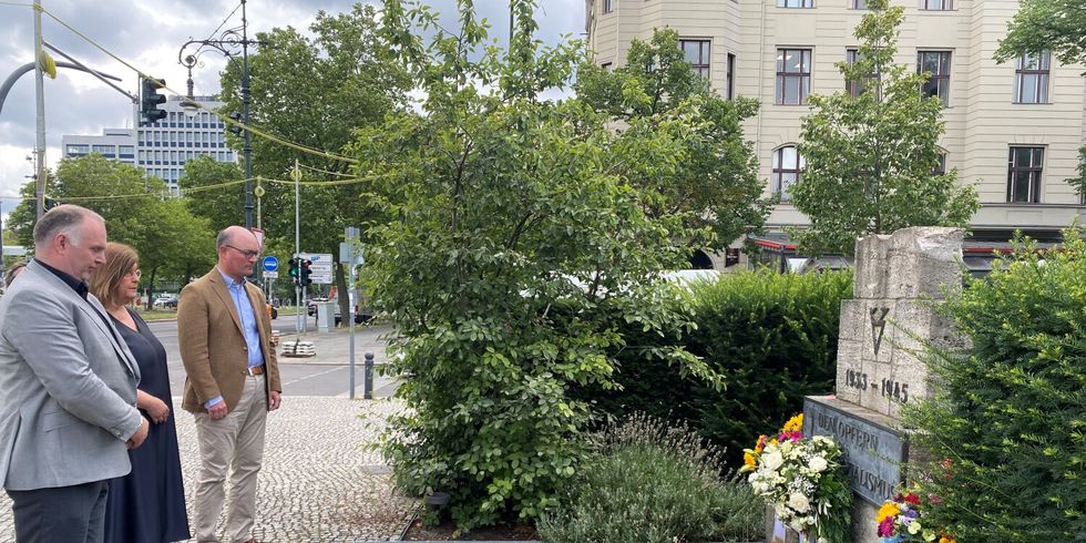 Der stellvertretende Bürgermeister Detlef Wagner, Bezirksstadtrat Arne Herz und die BVV-Vorsteherin Judith Stückler am Gedenkstein für die Opfer des Nationalsozialismus auf dem Steinplatz.