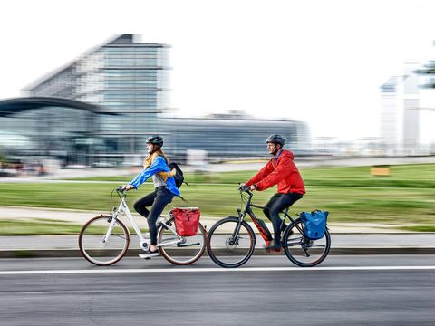 Radfahrende mit Elektrofahrrädern vor dem Berliner Hauptbahnhof