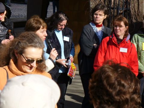 Bezirksbürgermeisterin Monika Thiemen und die Frauenbeauftragte Christine Rabe (mit Mikrofon) mit Unternehmerinnen vor dem UCW, Foto: KHMM