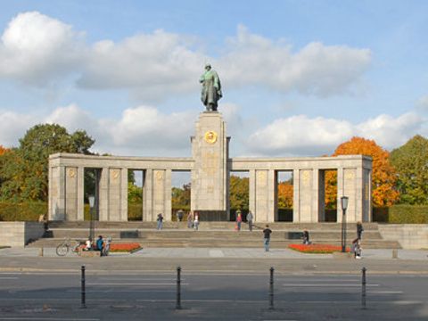 Bildvergrößerung: Sowjetisches Ehrenmal im Tiergarten