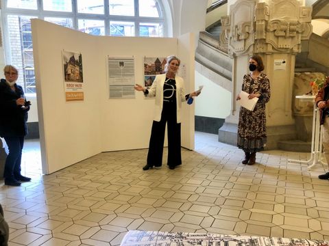 Kirstin Bauch eröffnet Rathausgalerie.