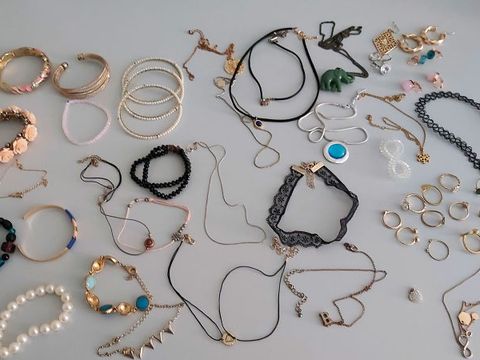 Diverse Ringe, Armbänder, Ketten und Ohrringe.